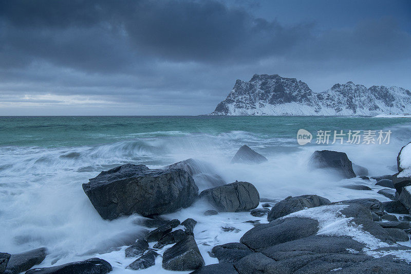 冬天的乌塔克莱夫海滩，海浪和风-罗浮敦群岛-挪威