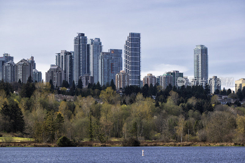 本纳比的城市景观从鹿湖在春天的时间，BC，加拿大