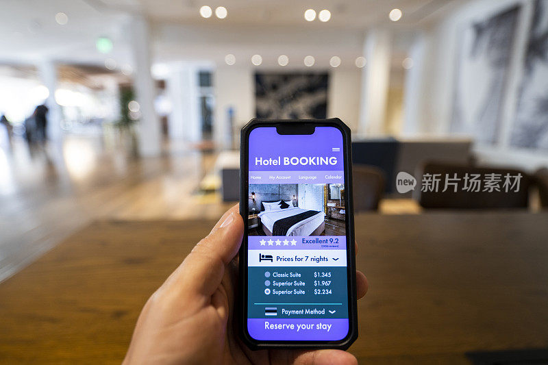 游客在手机上使用预订应用程序搜索酒店房间。