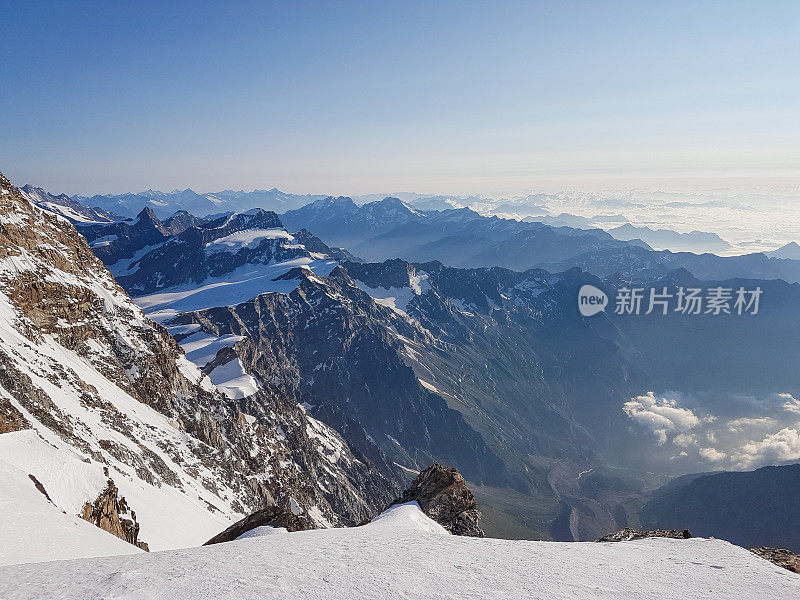 黎明时分白雪覆盖的瑞士阿尔卑斯山