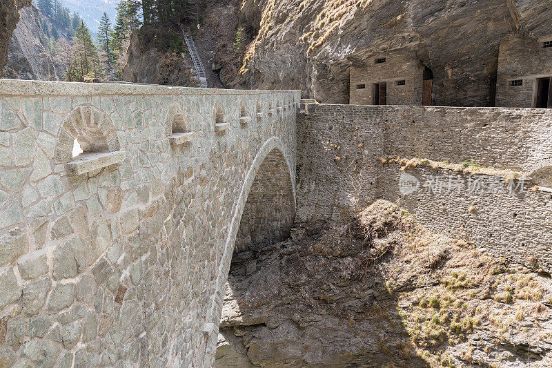 瑞士格雷森维亚玛拉峡谷上的古老石桥