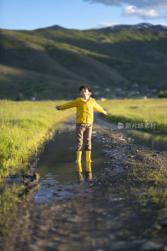 这个小男孩在比较好的雨天跑步。