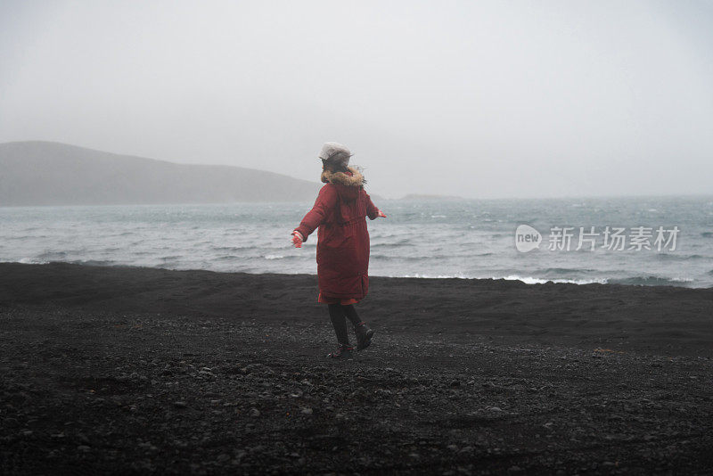 在冰岛的克莱法瓦湖的女游客，雾蒙蒙的风景