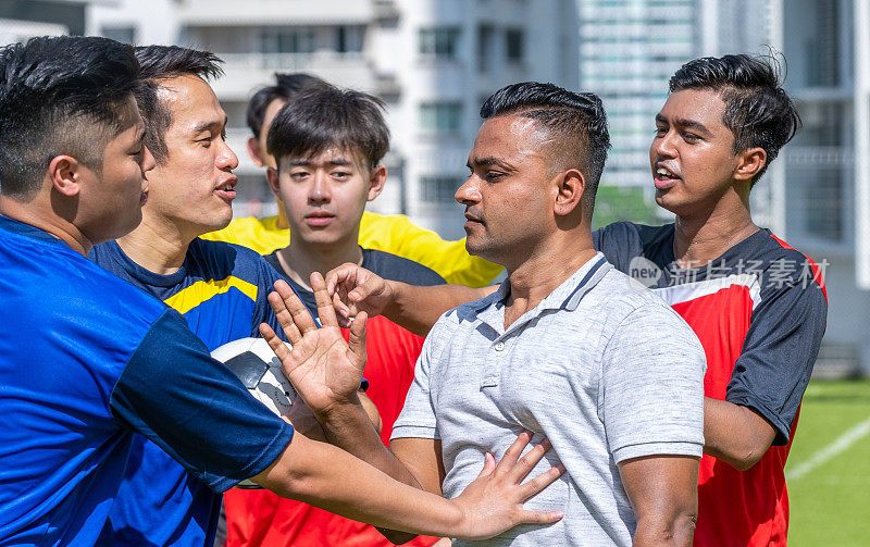 足球运动员在比赛中与裁判争吵