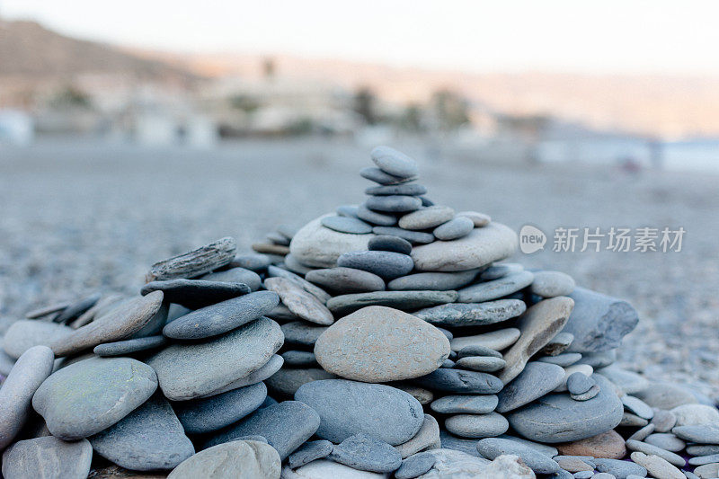 沙滩上的石堆、塔或石堆