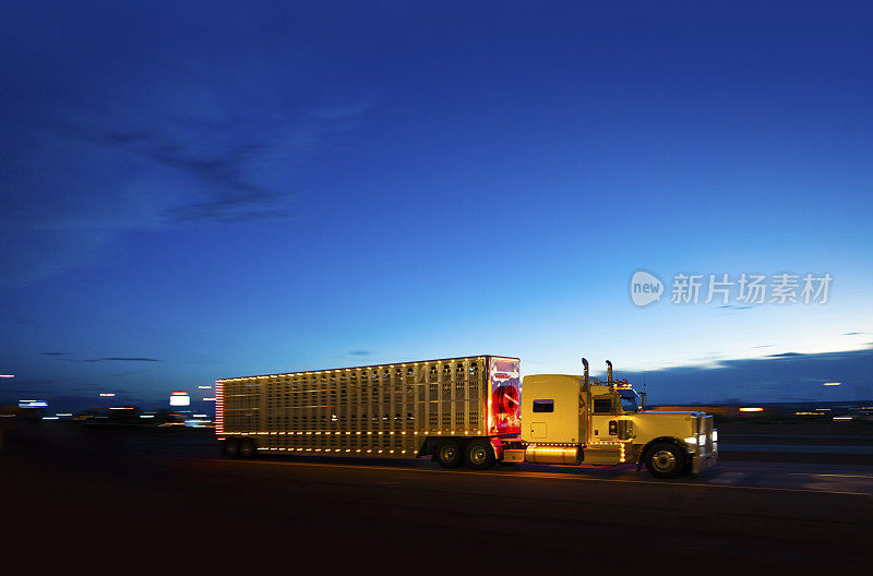 载着牲畜的黄色卡车在高速公路上快速行驶