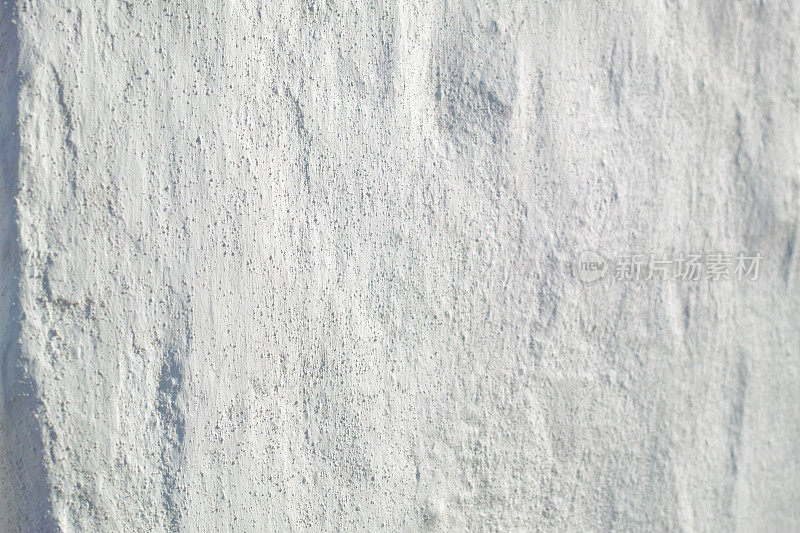 粗水泥灰泥墙为白色背景。粗糙的纹理背景。黑白为旧白色复古墙背景为背景。可以漂亮地组装成装饰。