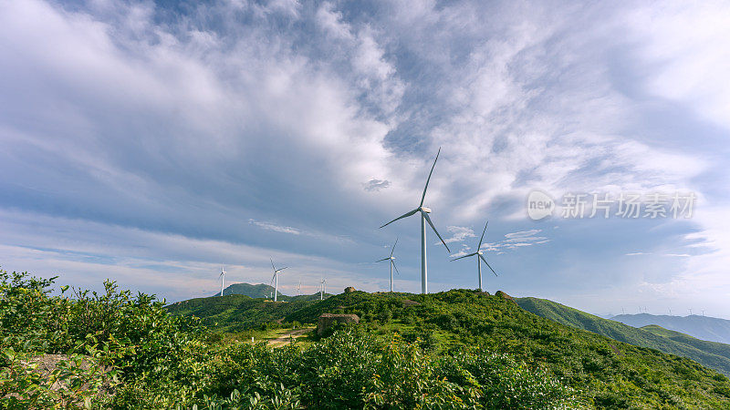 山上的风力发电场景