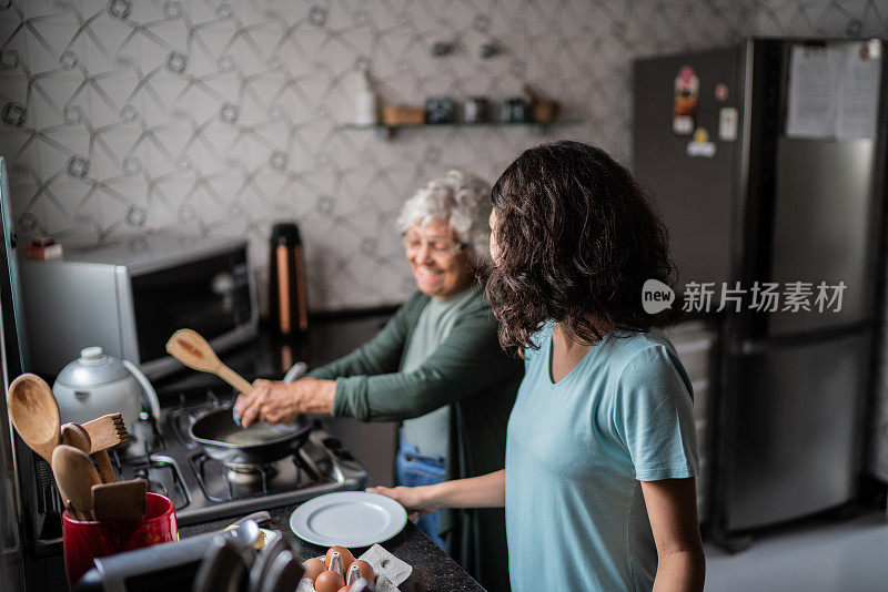 孙女和奶奶在家做饭