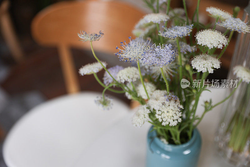 一束漂亮的鲜花插在蓝色的花瓶里