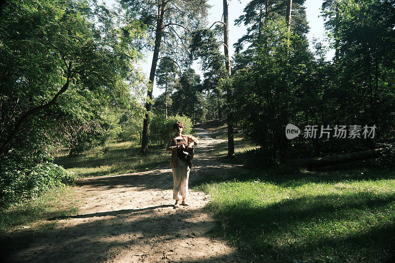 一位女士在炎热的天气里脱掉上衣