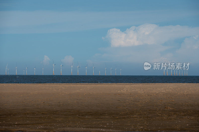 阳光明媚的天气，海上风力发电站