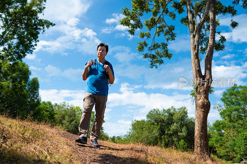 亚洲中国成年男子喜欢在周末徒步旅行和探索大自然