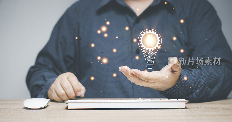 创新。手握灯泡的新理念理念用创新和灵感，创新科技和传播理念。
创新。手握灯泡的概念新概念概念与创新和灵感