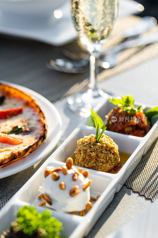 意大利餐种类繁多，餐厅餐桌与各种健康食品。地中海宴会，开胃菜，餐厅菜单概念