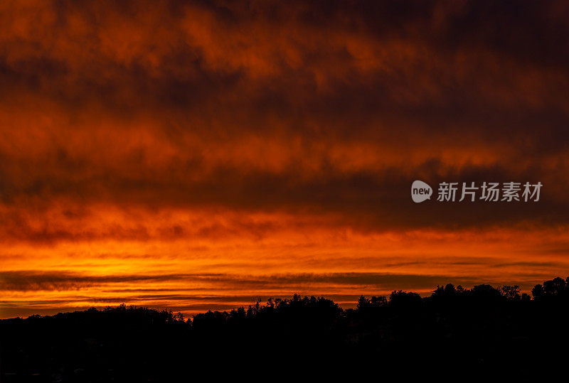 日落时的天空很壮观暴风雨即将来临