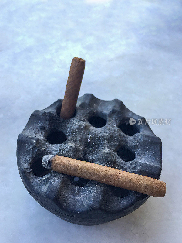 雪茄在大理石桌上的烟灰缸里