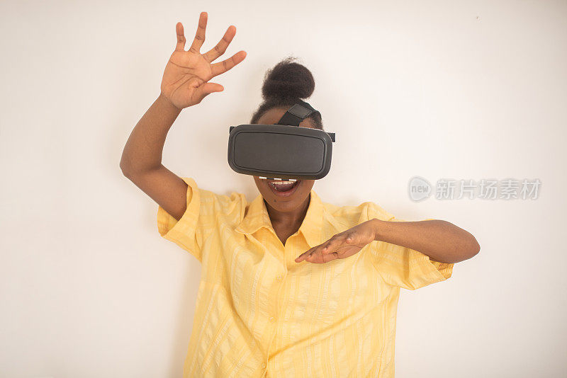 年轻的非洲妇女戴着VR头盔