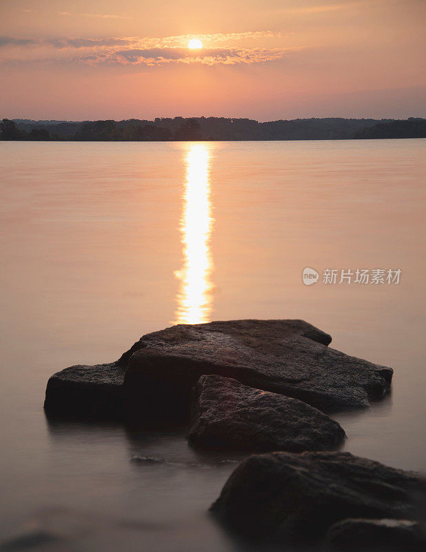 迷人的J.珀西牧师湖在风景秀丽的日落