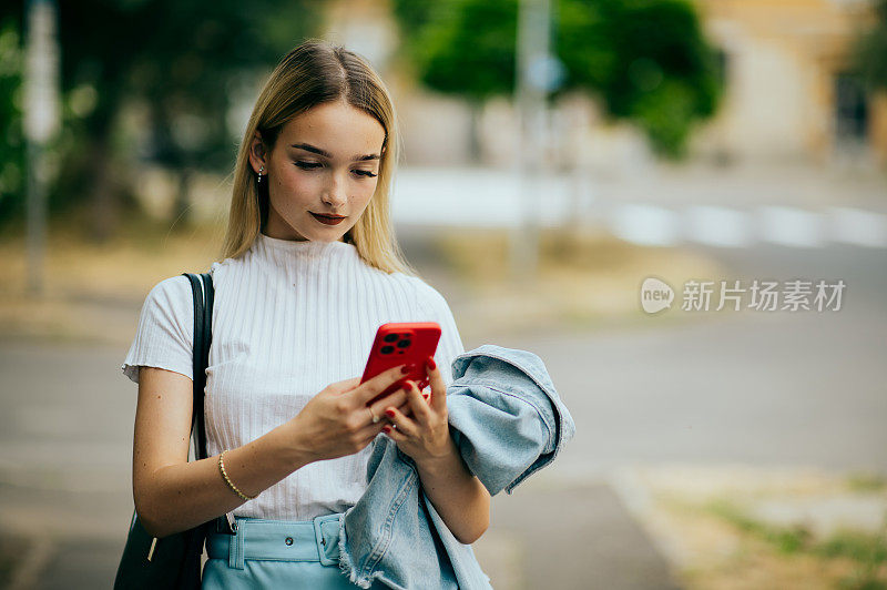 十几岁的女孩使用智能手机