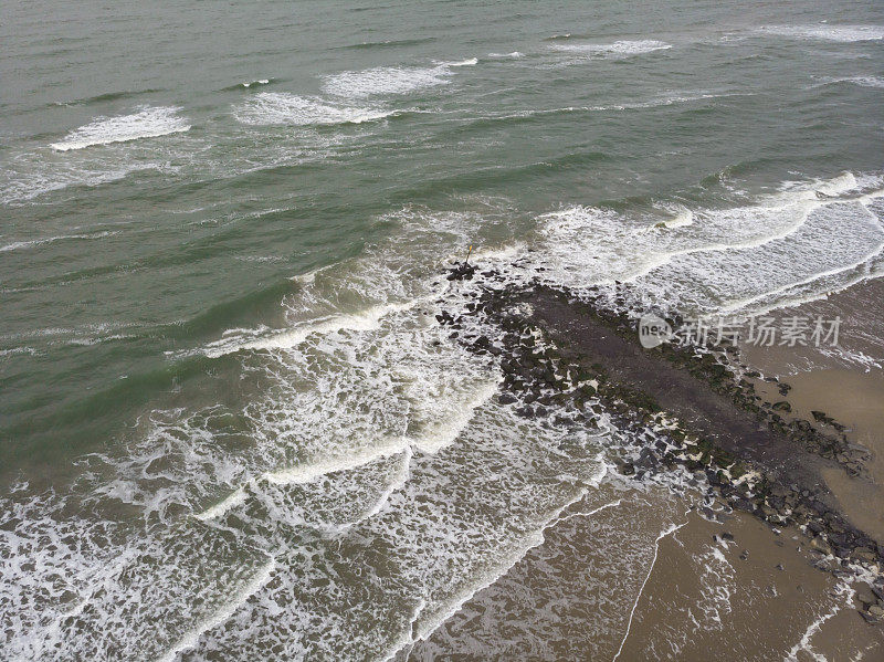 航拍的海浪沿海岸登陆的画面