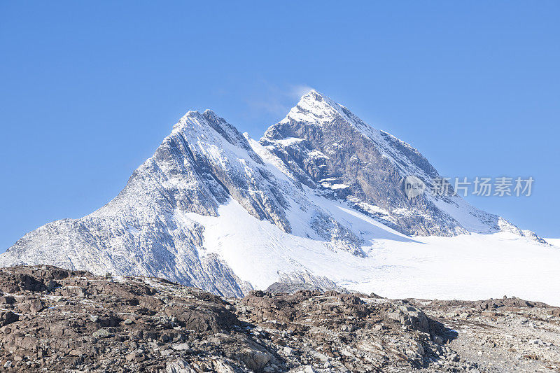 在Jotunheimen国家公园的一条岩石徒步小径上接近Uranos山