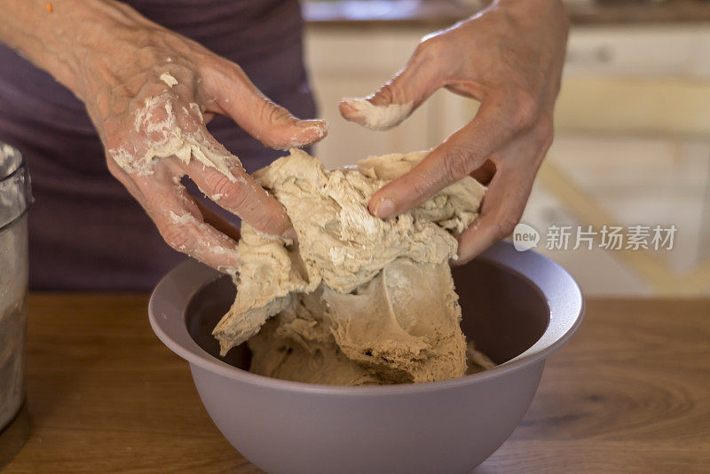 揉面团做面包或馅饼的