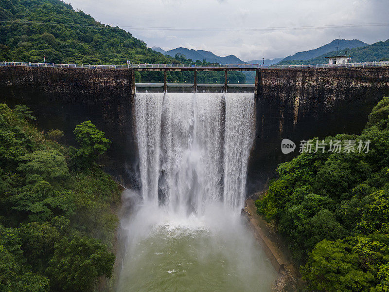 大型水库泄洪鸟瞰图