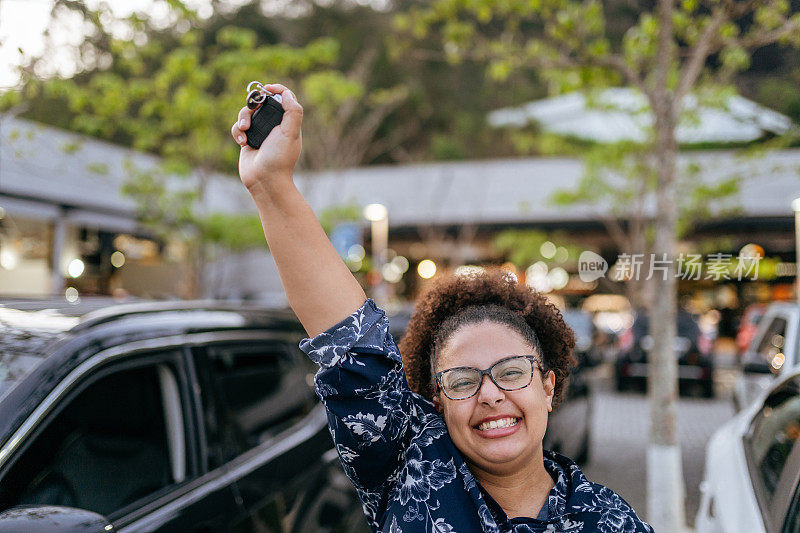 一名女子在庆祝她买了一辆新车