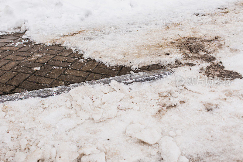 路边。肮脏的积雪。污染