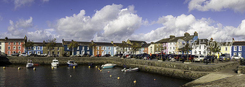 位于英国威尔士塞里季翁海岸的阿伯龙(Aberaeron)，在其历史悠久的威尔士港口沿线，有色彩斑斓的建筑。全景。