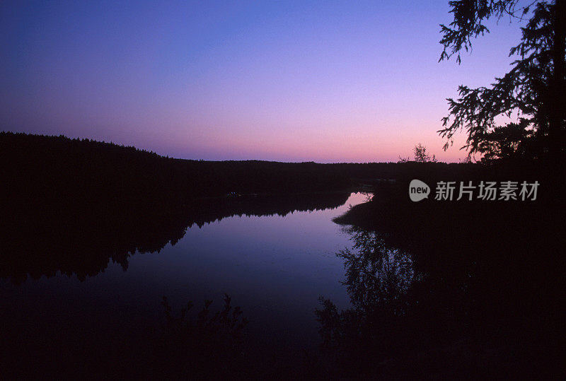 芬兰日落时分的湖泊