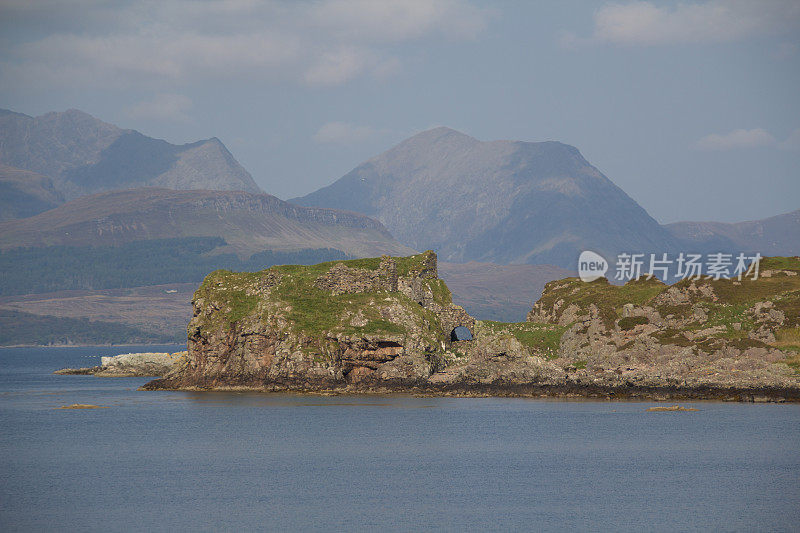 阳光明媚的夏日，苏格兰斯凯岛的库林山脉和邓斯凯斯城堡