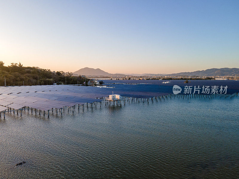 海边的光伏太阳能发电厂鸟瞰图