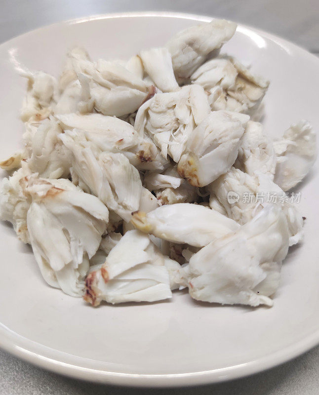 整盘蒸新鲜石蟹肉，蟹螯，准备在自制美食餐厅生壳动物