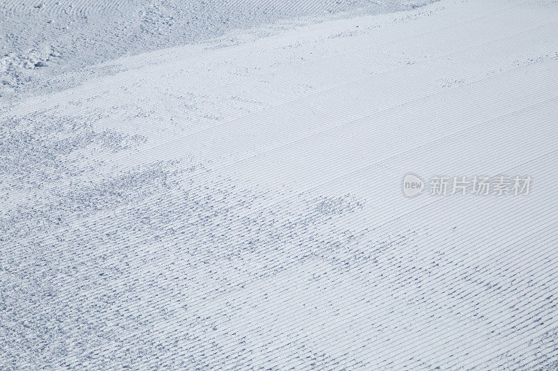 雪地上雪车留下的脚印