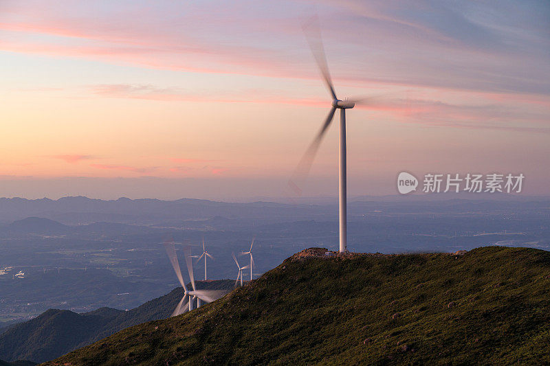 高山、云海和风力涡轮机