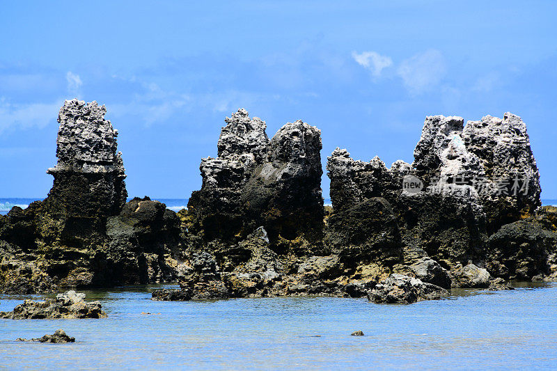 瑙鲁梅能区的巴蒂海滩——石灰岩尖峰