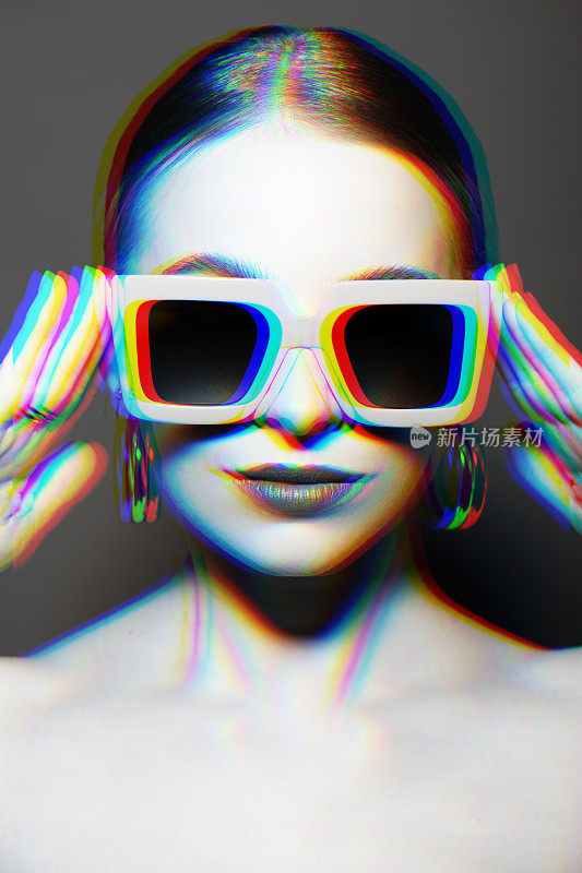 女性肖像与经典发型，大复古太阳镜和耳环在RGB颜色分裂效果风格