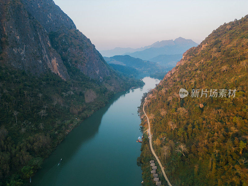 落日时分湄公河宁静景象的鸟瞰图