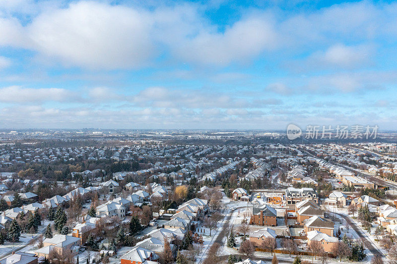 鸟瞰图冻雨后的冬天，在加拿大伍德布里奇的卢瑟福路和伊斯灵顿大街