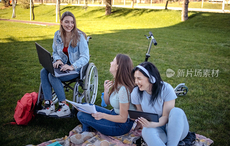 残疾大学生花时间和朋友在外面学习