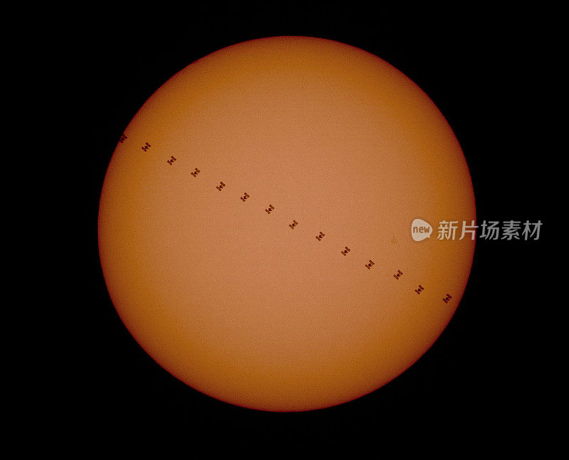 国际空间站(ISS)穿过太阳的圆盘