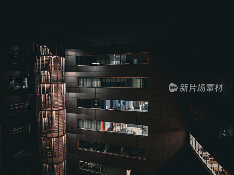 里斯本市的夜间航拍图像，有办公室和住宅建筑