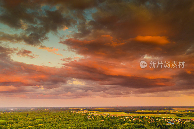 日落鸟瞰图。无人机摄影。春天。字段。可持续性。保护自然。天空背景