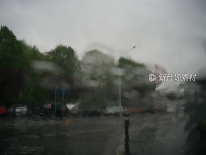 雨滴落在汽车上