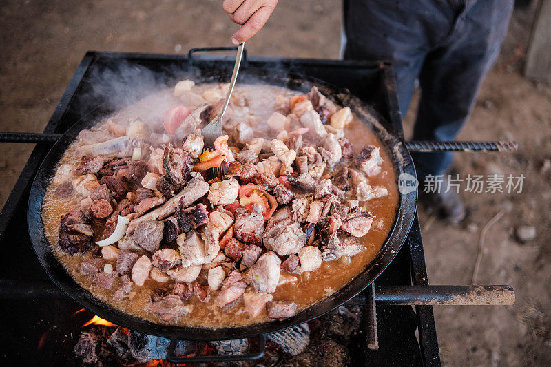 烧烤盘上的传统南美食物