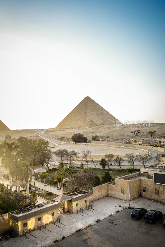 埃及开罗的切芬金字塔、切夫金字塔和门卡拉金字塔的日落景观