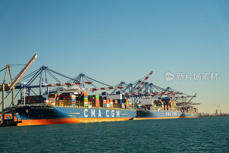 长滩港的货船