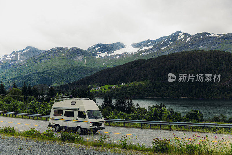 房车露营车行驶在挪威峡湾的风景